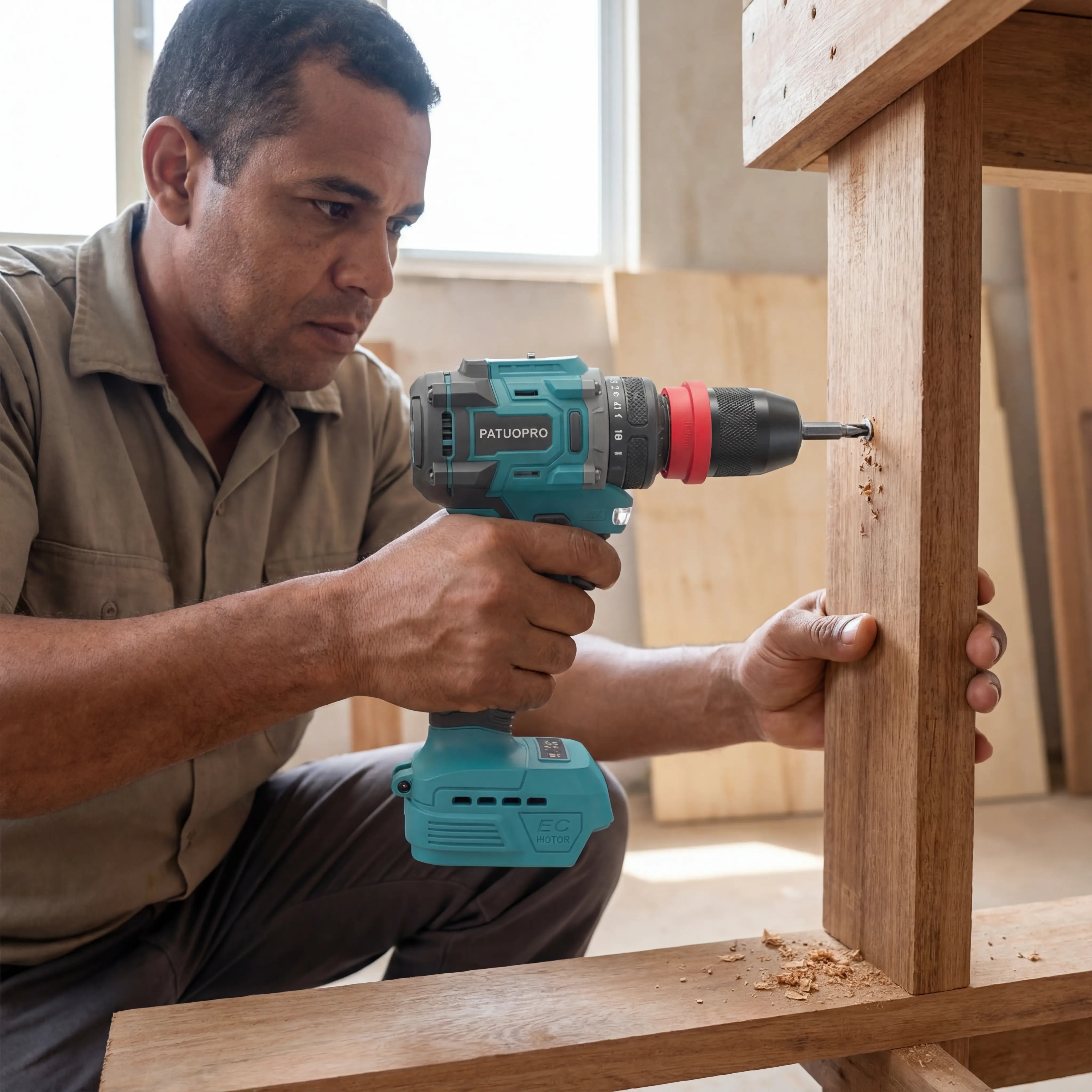 Furadeira e Parafusadeira 18V Modelo BrushForce™– Potência Profissional e Design Ergonômico